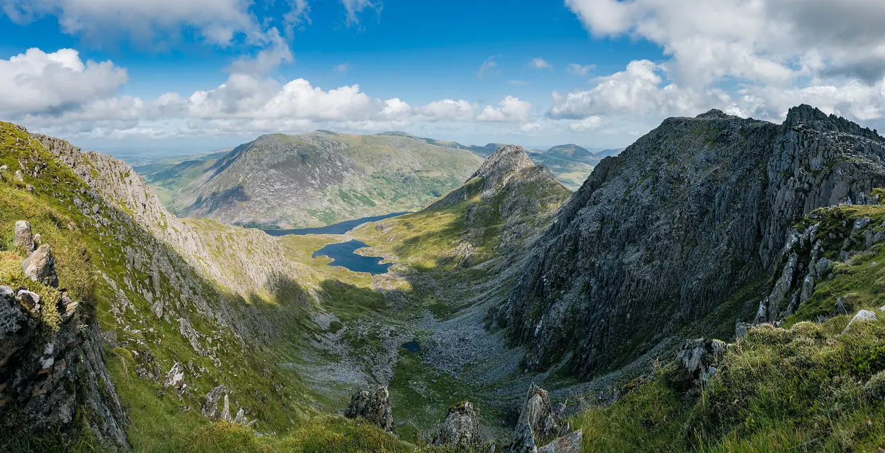 Llyn Bochlwyd between Y Gribin and Castell y Gwynt, with Tryfan behind